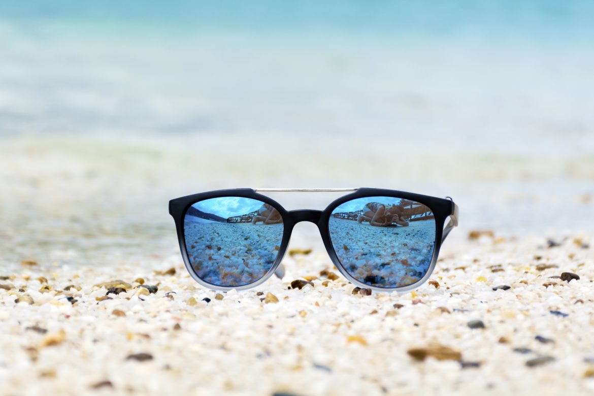 Солнцезащитные очки. Пляжные очки. Красивые летние очки. Очки на пляже. Front sunglass
