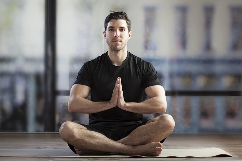 Yoga yapan siyah t-shirtlü adam