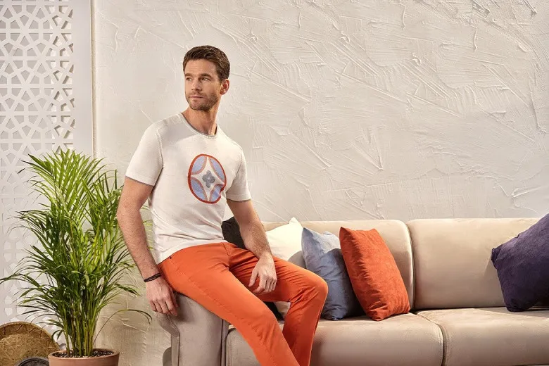 Bisiklet Yaka T-shirt Seçim Rehberi: Hangi Renkler ve Hangi Parçalar ile Kombinlemelisiniz?